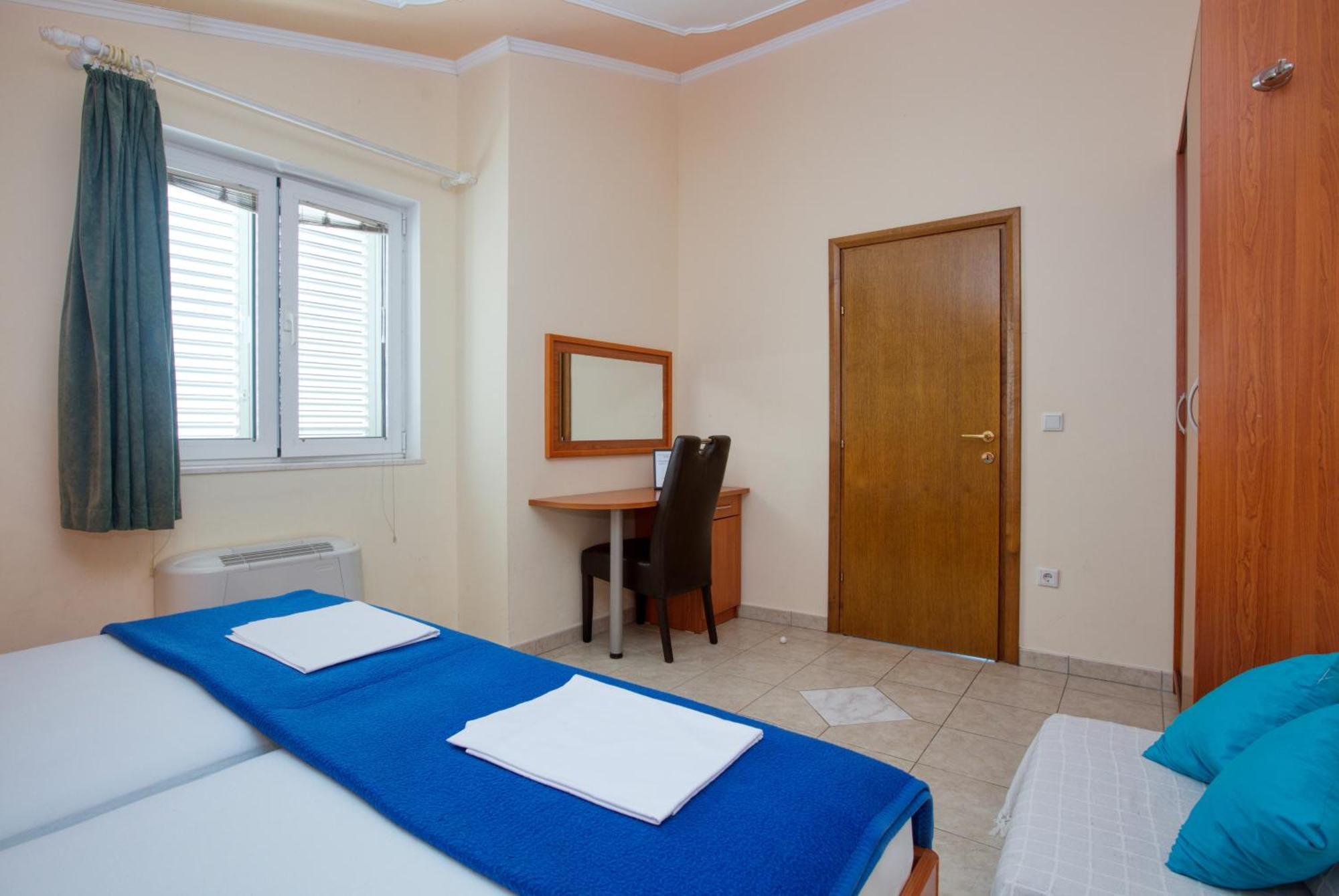 Family Friendly Seaside Apartments Brodarica, Sibenik - 15270 Værelse billede